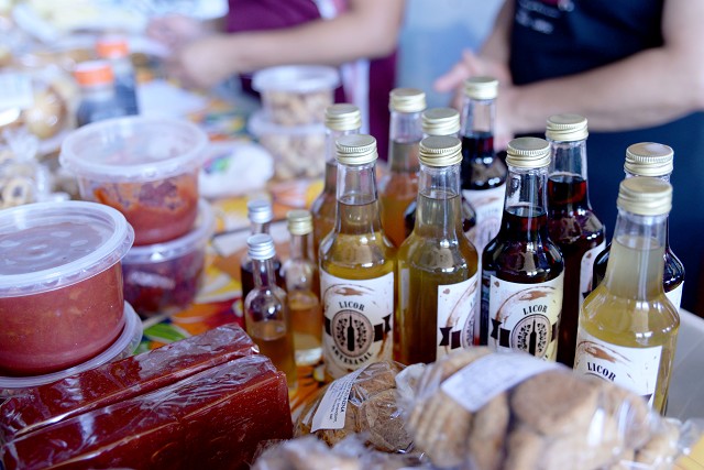 Doces, bebidas, quitandas e artesanatos mineiros também podem ser encontrados na feira