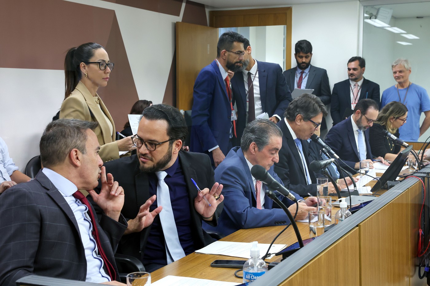 Comissão de Fiscalização Financeira e Orçamentária e Comissão de Membros das Comissões Permanentes - Art. 204 do Regimento Interno