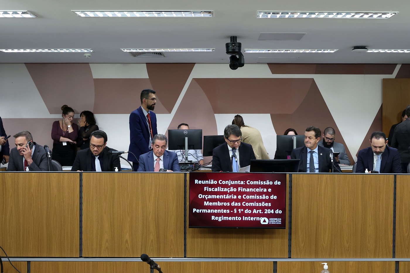 Comissão de Fiscalização Financeira e Orçamentária e Comissão de Membros das Comissões Permanentes - Art. 204 do Regimento Interno