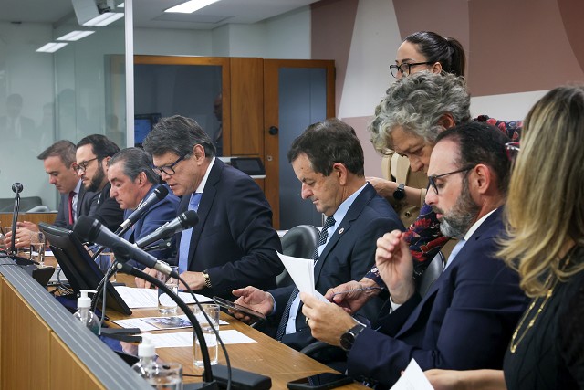 Comissão de Fiscalização Financeira e Orçamentária e Comissão de Membros das Comissões Permanentes - Art. 204 do Regimento Interno