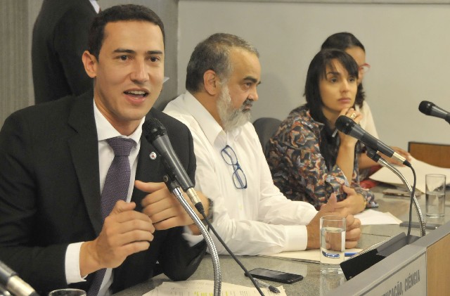 O deputado Douglas Melo e os representantes do governo, Hércules Macedo e Gabriela Siqueira