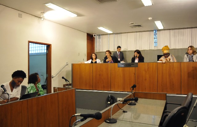 Na reunião, também foi defendido que a PEC 16/15 seja votada pelo Plenário para garantir a presença da mulher na Mesa da Assembleia