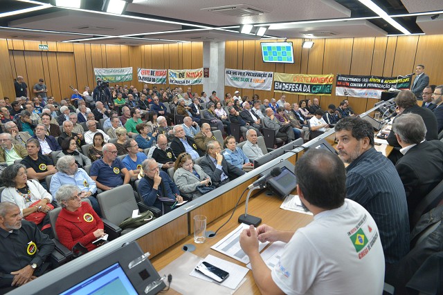 Para sindicalistas e deputados, falar em entraves a investimentos da empresa seria estratégia para prejudicar a imagem da Cemig e justificar sua privatização
