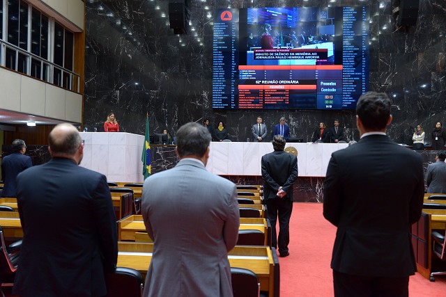 Deputados fazem minuto de silêncio em homenagem a jornalista Paulo Henrique Amorim.