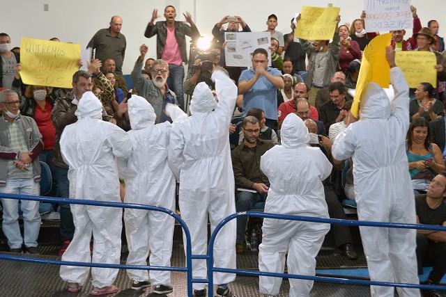 Cartazes, discursos inflamados e até mesmo roupas de proteção contra contaminantes foram utilizados pelos moradores no protesto realizado contra a usina