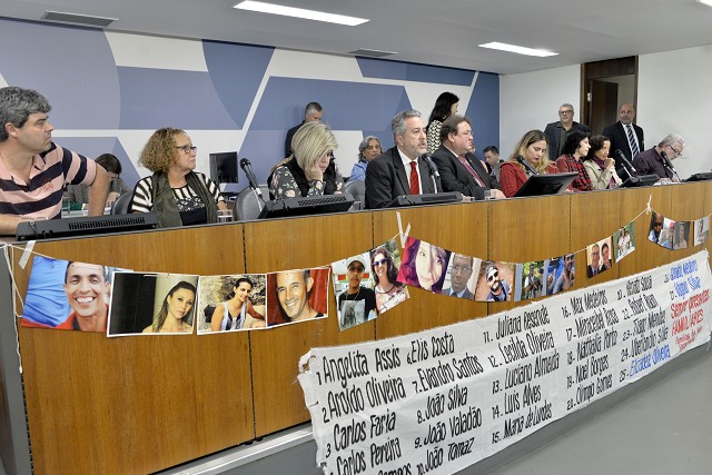Nomes e fotos de vítimas do rompimento de barragem em Brumadinho foram exibidos na audiência pública