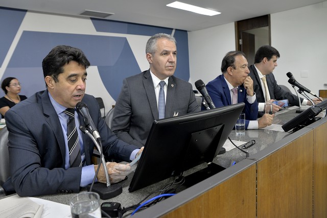 Comissão de Segurança Pública também aprovou manifestação de apoio ao ministro Sergio Moro