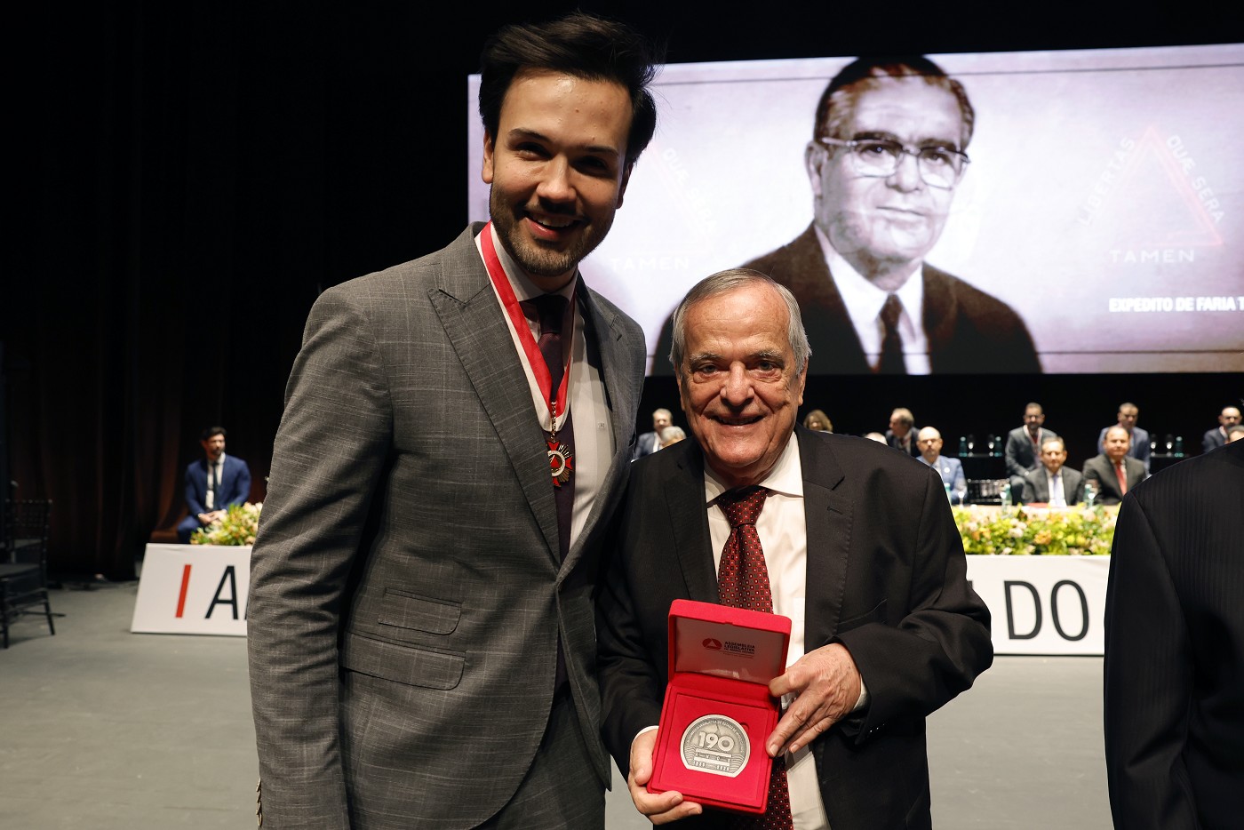 Solenidade de Entrega da Ordem do Mérito Legislativo 2025 - Medalhão comemorativo dos 190 anos da ALMG