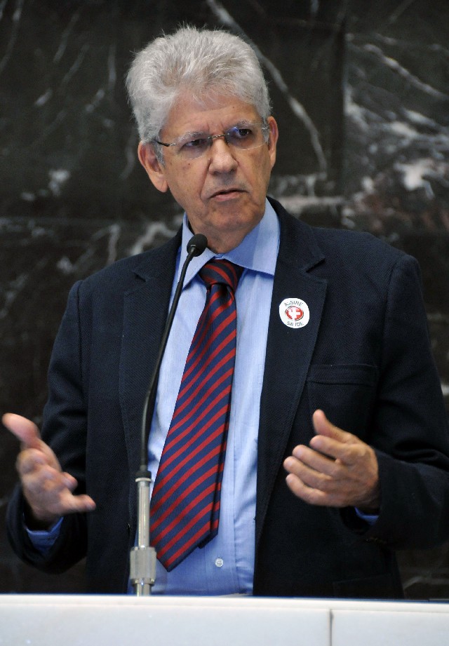 Eugênio Vilaça avalia que percentual que o Brasil investe em saúde é 