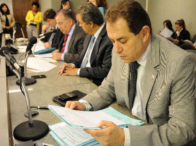 Substitutivo propõe que texto inclua projeto do governador sobre o mesmo tema