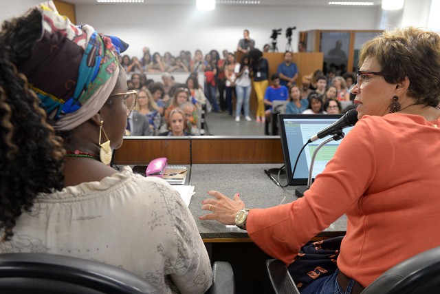 Deputadas criticaram falta de estrutura de apoio às mulheres vítimas de violência e cobraram debate racial no âmbito das políticas públicas