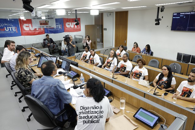 Comissão de Educação, Ciência e Tecnologia - debate sobre o fechamento da Escola Estadual 13 de Maio em Uberlândia