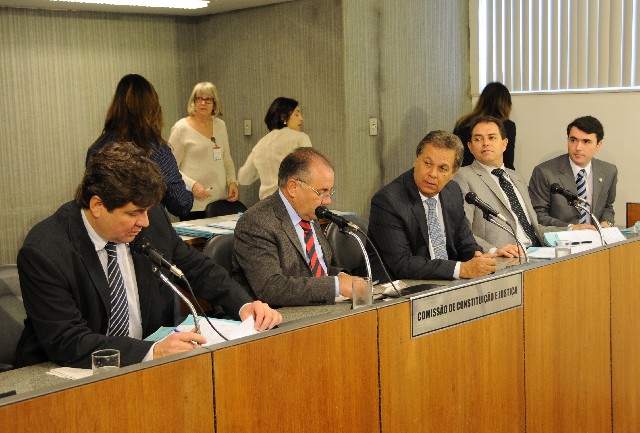 Comissão de Constituição e Justiça aprovou nesta terça (14) parecer favorável ao projeto