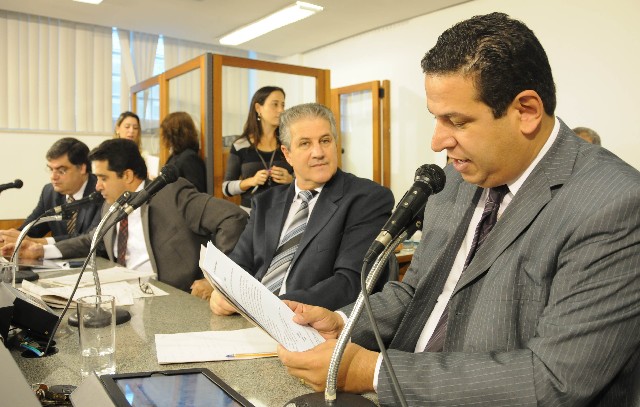 O relator, deputado Cabo Júlio (à dir.), deu parecer pela aprovação na forma do substitutivo nº 2