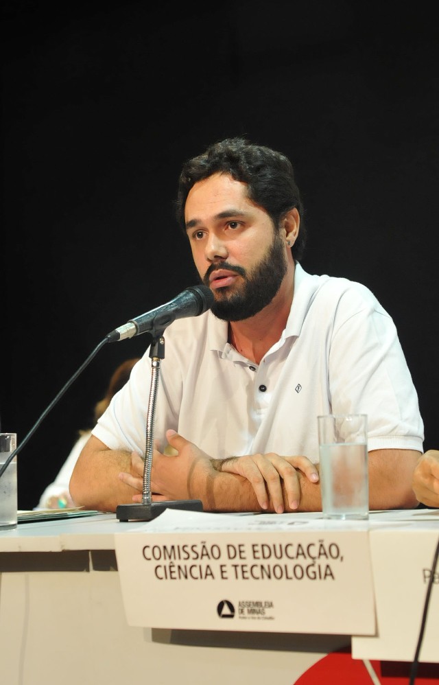 De acordo com representante da SEE, a obrigação prioritária do Estado é o ensino médio