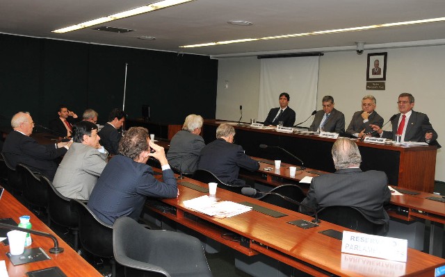 No encontro, deputados estaduais e federais destacaram a iniciativa para mobilizar a sociedade em prol de mais recursos para a saúde
