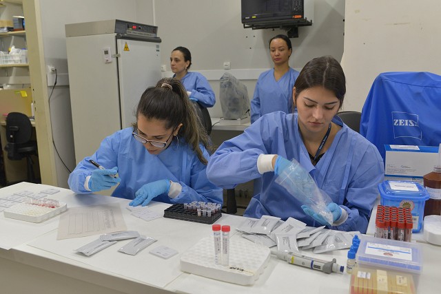Instituto René Rachou - Fiocruz Minas foi um dos centros de produção científica visitados por parlamentares da ALMG em 2019