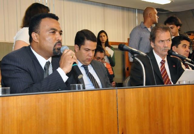 O presidente do Sindpol, Denílson Martins (à esquerda), defendeu a atuação da polícia