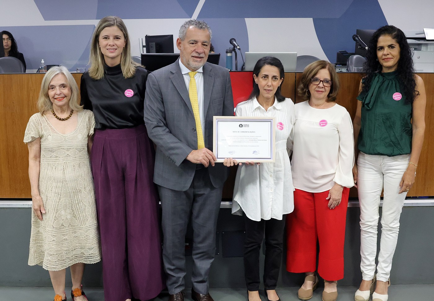 Comissão de Meio Ambiente e Desenvolvimento Sustentável - entrega de voto de congratulação com a Sociedade Mineira Protetora dos Animais