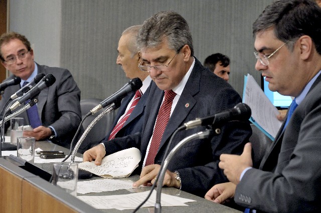 O relator, deputado Lafayette de Andrada, opinou pela aprovação na forma do substitutivo n° 1 da CCJ