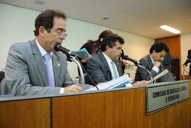 PL que veda cobrança de diploma recebeu parecer pela aprovação, na forma do vencido em 1º turno