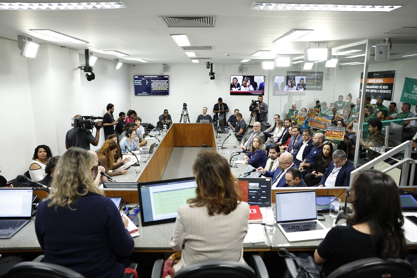 Comissão de Direitos Humanos - debate sobre o esquema de corrupção apurado nas operações Poeira Vermelha e Rejeito