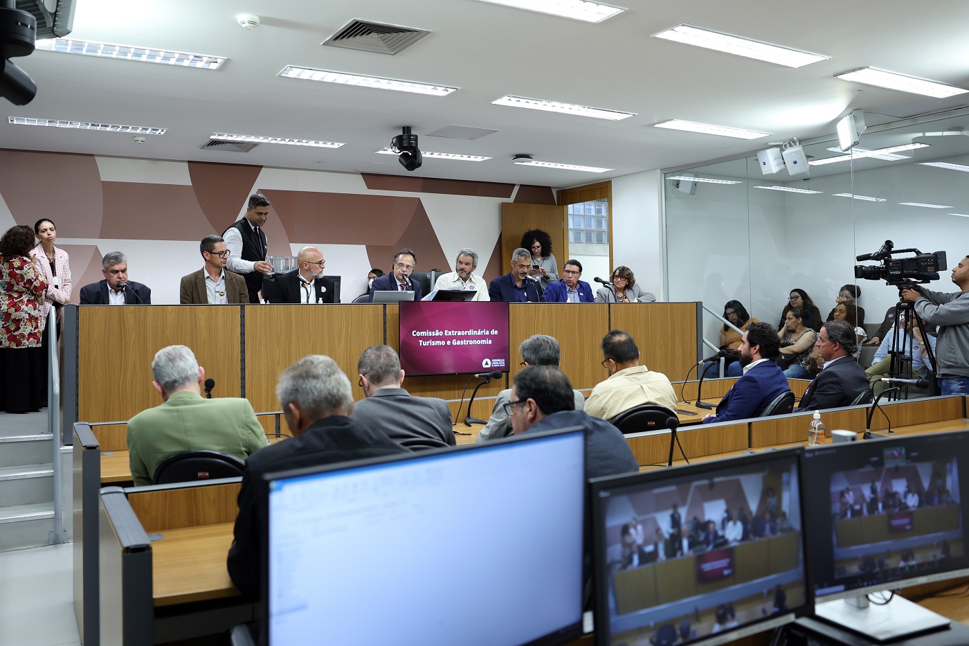 Comissão Extraordinária de Turismo e Gastronomia - debate sobre o PL nº3788/25, que altera os períodos das diárias de hospedagem em MG
