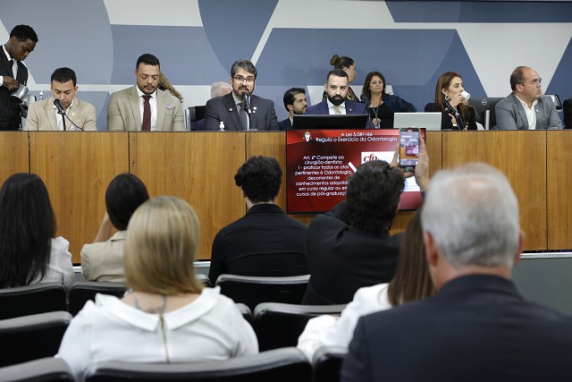 Comissão de Saúde - debate sobre denúncias de realização de cirurgias plásticas faciais por dentistas