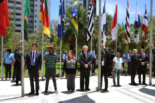 O presidente da ALMG, deputado Dinis Pinheiro, hasteou a bandeira brasileira, apoiado por outros parlamentares