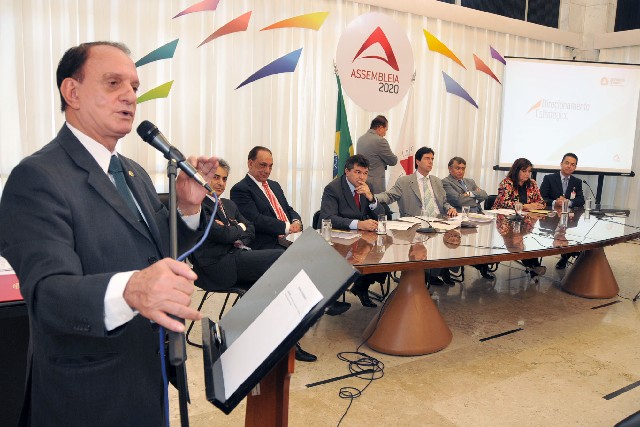 O 1º-secretário da Assembleia, deputado Dilzon Melo, foi quem assinou o termo de compromisso de resultados com o diretor-geral
