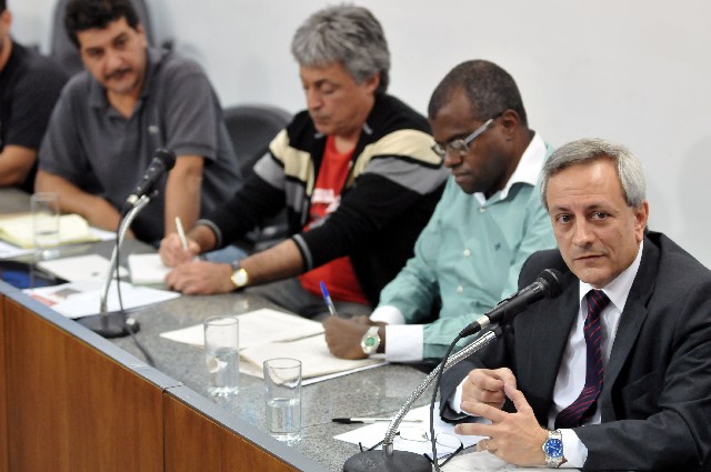 Luiz Augusto de Almeida (à direita) ressaltou que a Cemig se dispõe a debater essa questão com os sindicatos