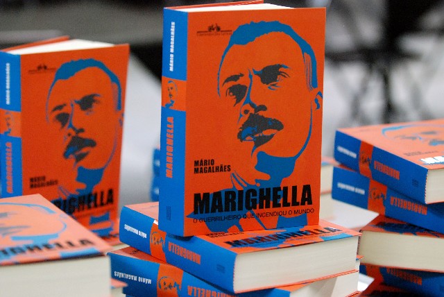 A narrativa percorre em 732 páginas, inclusive com fotos da época, a vida, a obra e a militância do guerrilheiro