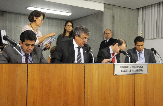 João Vítor Xavier (à dir.) deu parecer pela aprovação do projeto na forma do texto aprovado em 1º turno