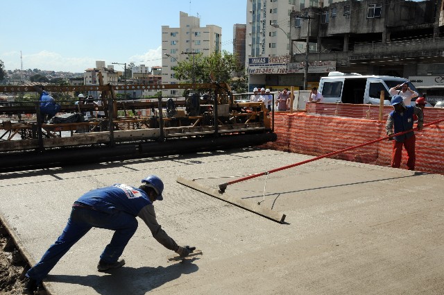 Obras do BRT na Avenida Cristiano Machado, no Bairro União