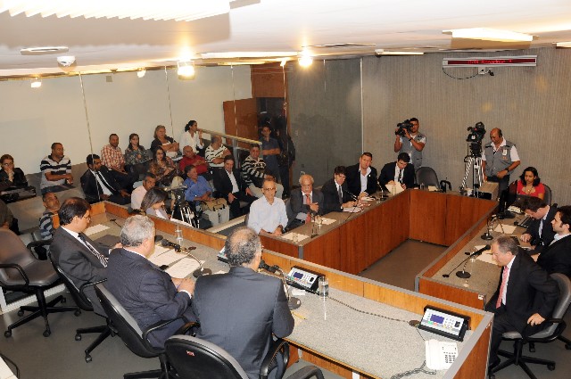 Durante a reunião, os parlamentares apresentaram questionamentos e cobraram posicionamentos dos órgãos responsáveis