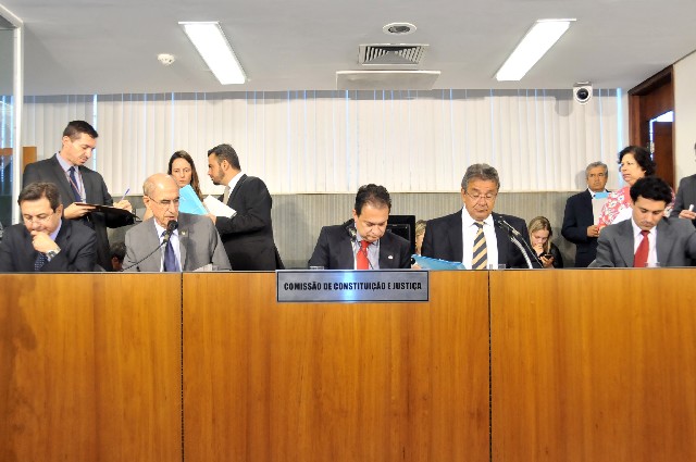Segundo o relator, é ilegal o transporte remunerado de pessoas em veículos particulares sem o consentimento do poder público
