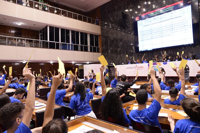 Na plenária final de cada edição do PJ Minas, jovens ocupam o lugar dos deputados, no Plenário da ALMG - Arquivo ALMG
