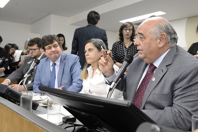 Na CCJ, foram apresentados substitutivos aos projetos, que foram ratificados pelas comissões seguintes