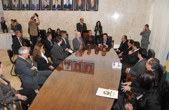 Cerimônia contou com as presenças do presidente da ALMG, Dinis Pinheiro, representantes das entidades parceiras e deputados