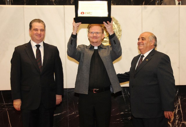 O diretor-geral do colégio, Padre Germano Cord Neto, recebeu placa alusiva à homenagem