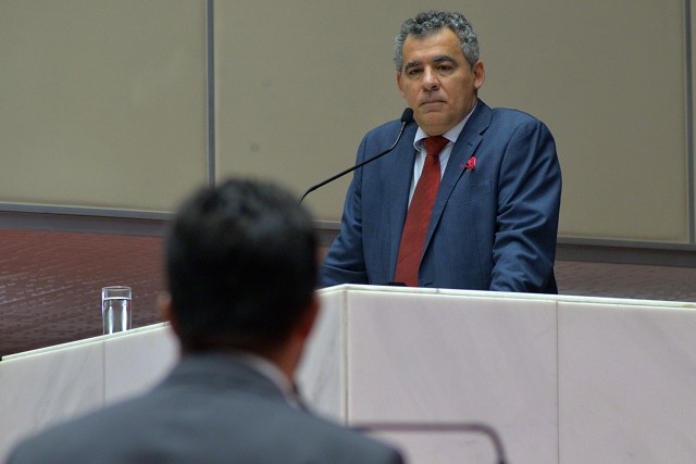 Lei de Aprendizagem foi defendida em Plenário. Deputado manifesta preocupação de que mudanças possam formalizar o trabalho infantil no País