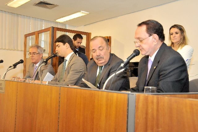 O relator, deputado Dilzon Melo (à direita), opinou pela aprovação do projeto na forma do substitutivo nº 1, da CCJ