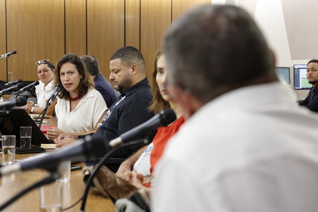 Comissão de Direitos Humanos - debate sobre o acesso à moradia digna