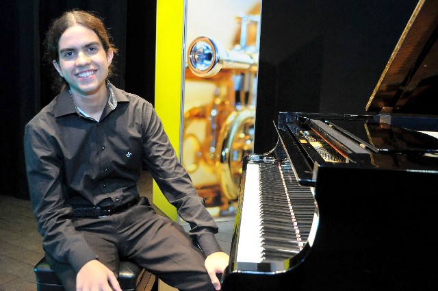 Otávio Lamounier cursa bacharelado em Piano, na Uemg