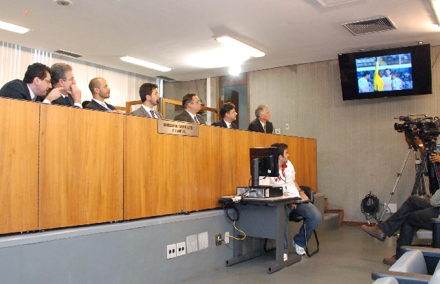 Parlamentares e convidados assistiram a lances polêmicos, que teriam beneficiado times cariocas e prejudicado mineiros
