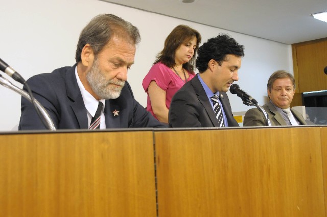 O deputado Durval Ângelo (à esquerda) foi empossado vice-presidente da comissão