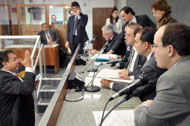 Na reunião, o relator apresentou a emenda nº 1, que autoriza a instalação de sistemas de reconhecimento facial nos estádios