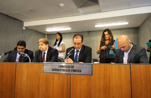 O objetivo da proposição é conferir aos fabricantes de placas e tarjetas para veículos o mesmo tratamento dado às clínicas médicas e psicológicas credenciadas pelo Detran