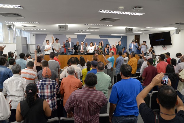 Durante a reunião, participantes cantaram o hino de luta das comunidades