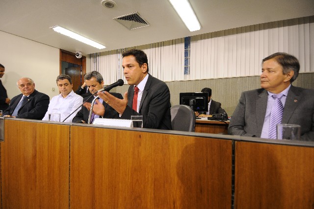 Leonardo Oliveira (2° da direita para a esquerda) citou vários projetos do Estado para as startups